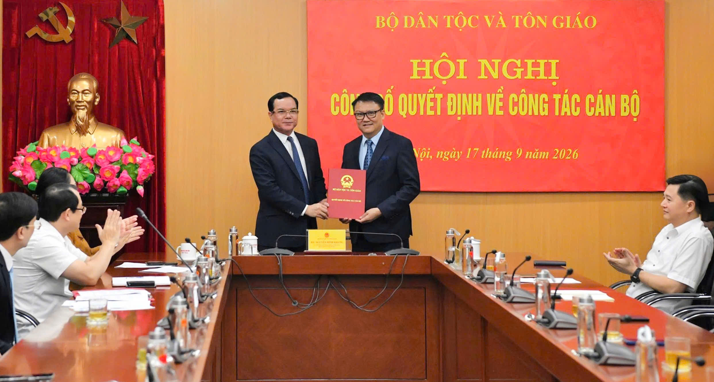 Bộ trưởng Bộ Dân tộc và Tôn giáo trao quyết định tiếp nhận, bổ nhiệm Giám đốc Học viện Dân tộc và Tôn giáo