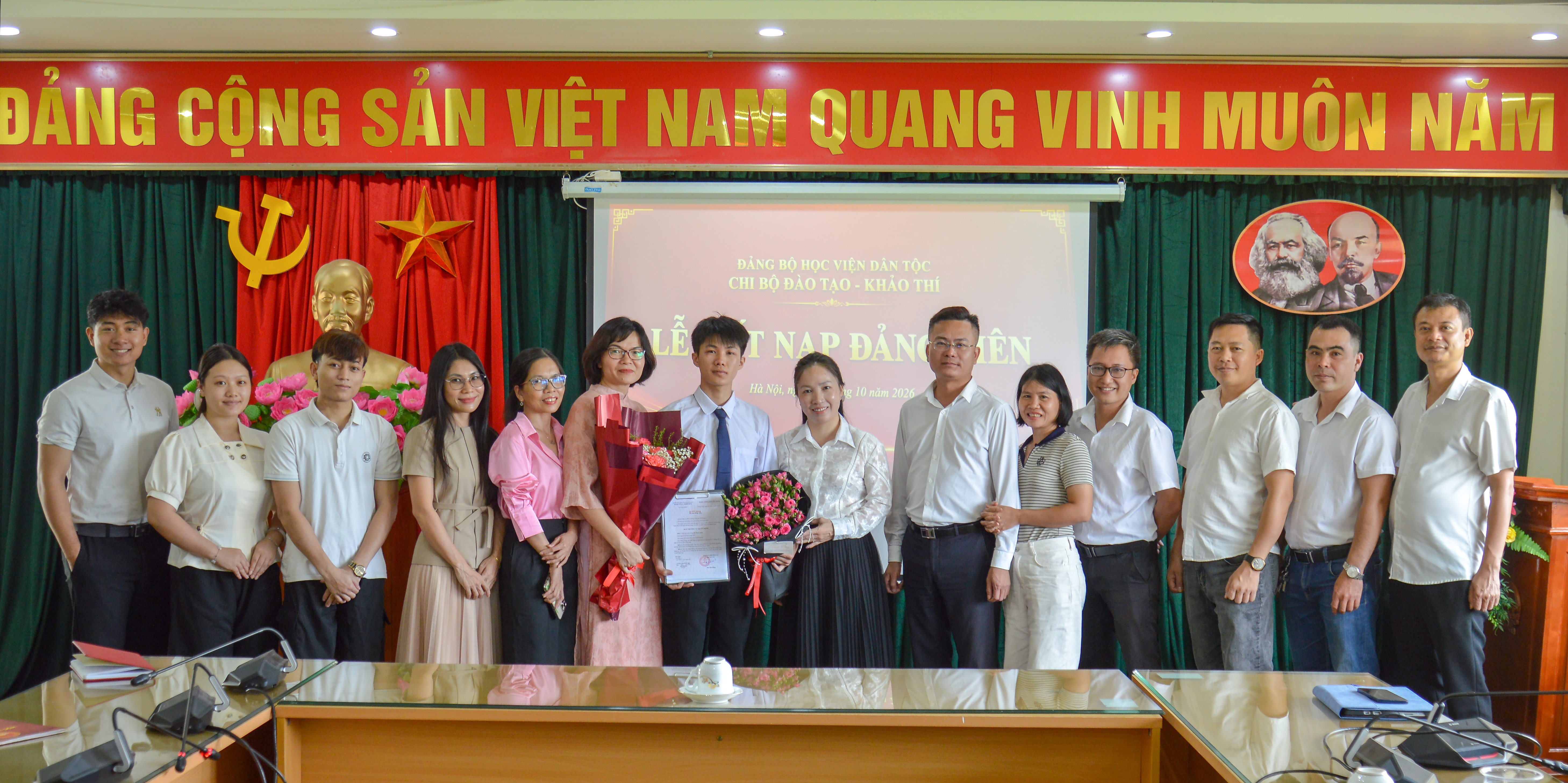 Chi bộ Đào tạo - Khảo thí tổ chức Lễ kết nạp đảng viên mới