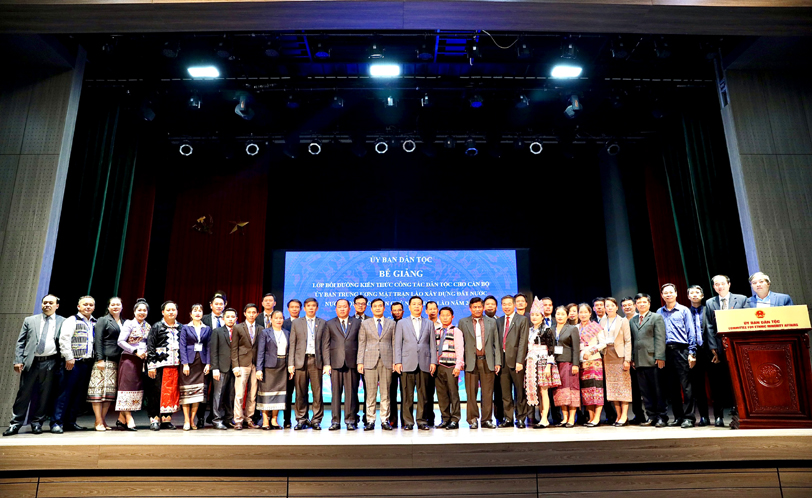 Bế giảng Lớp bồi dưỡng kiến thức công tác dân tộc cho cán bộ Ủy ban Trung ương Mặt trận Lào xây dựng đất nước